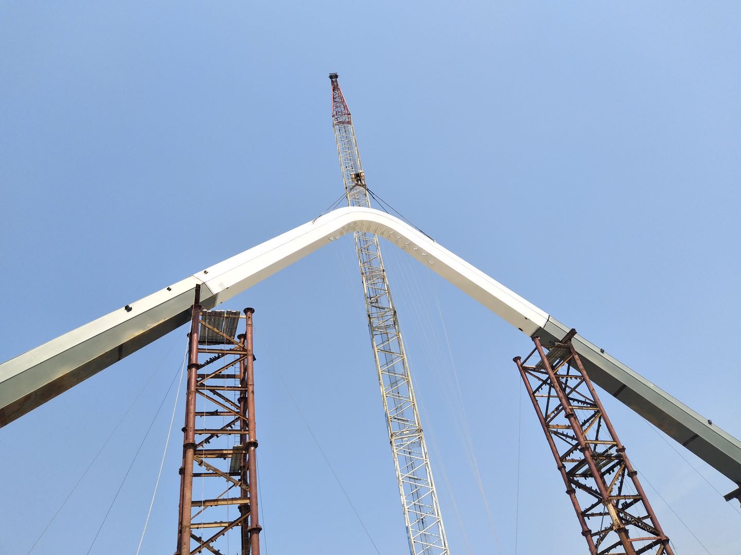 紫荊路跨龍王港河橋順利完成主拱合龍！